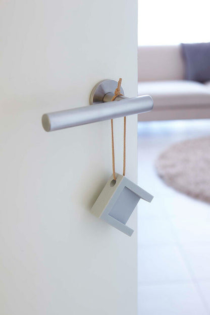 【メール便対応】山崎実業 ドアストッパー キューブ グレー 4903208071109 【品番：07110】